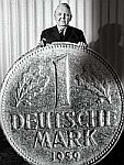 Bundeskanzler Ludwig Erhard (CDU) mit der 1948 eingeführten D-Mark