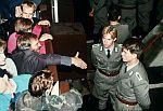 Grenzöffnung 1989 "Westberliner reichen DDR-Grenzern die Hand"